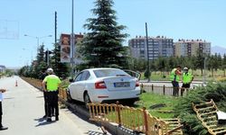 Erzurum'da kamyonetle çarpışan otomobilde sıkışan sürücüyü itfaiye ekipleri kurtardı
