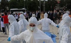 Geleceğin hemşireleri Kovid-19'la savaşan sağlık çalışanlarının sorunlarını “sessiz tiyatro“ ile anlattılar