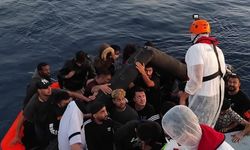 İzmir açıklarında Türk kara sularına itilen 51 sığınmacı kurtarıldı