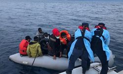 İzmir açıklarında Türk kara sularına itilen 70 sığınmacı kurtarıldı