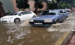 İzmir'in bazı ilçelerinde sağanak hayatı olumsuz etkiledi