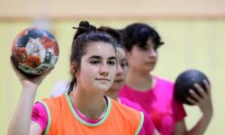 Kız çocuklarının spor yapması için kurulan hentbol takımı, 1. Lig'e çıkmak için mücadele edecek