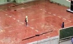 Kocaeli'de yağmura rağmen İstiklal Marşı okuyan 2 öğrenci takdir topladı