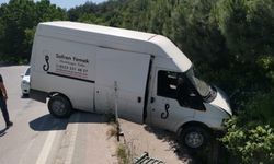 Kocaeli'de bariyerlere çarpan panelvan dere kanalının üzerinde asılı kaldı: 1 yaralı