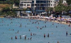 Kuşadası'nda tatilciler plajlara akın etti