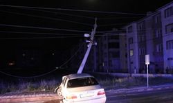 Kütahya'da otomobil elektrik direğine çarptı: 4 yaralı