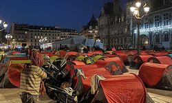 Paris Belediyesi önünde çadır kuran evsiz göçmenler tahliye edildi