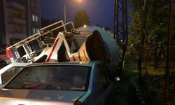 Rize'de çöken yoldaki beton mikseri otomobilin üzerine devrildi