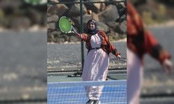 Şanlıurfalı üç çocuk annesi Fatma Karakeçi, kızı için yöresel kıyafetleriyle tenis kortuna çıktı