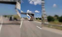 Tekirdağ'da TIR'ın seyir halindeyken açılan dorsesi üst geçide çarparak asılı kaldı