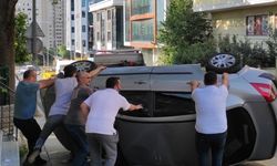 Ataşehir'de içinde sürücüsünün olmadığı otomobil takla attı