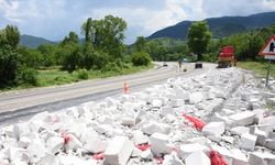 Bartın'da TIR'ın dorsesinden yola dökülen gaz beton malzemesi ulaşımı aksattı