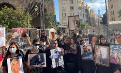 Beyrut'taki patlamada ölenlerin yakınları 'sorguya karşı çıktığı' gerekçesiyle Bakanın evine yürüdü