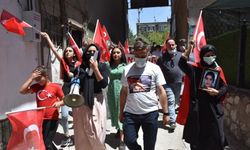 Hakkari'de terör mağduru aileler HDP İl Başkanlığı önünde eylem yaptı