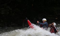 Maceraseverler Melen Çayı'nda rafting yaparak adrenalin depoladı