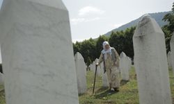Srebrenitsalı aileler, evlatlarının mezarı başında dua ediyor