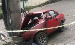 Trabzon'da elektrik direğine çarpan otomobilin sürücüsü hayatını kaybetti