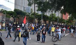 Kolombiya'da binlerce kişi hükümeti protesto etti