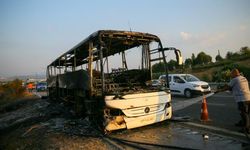 İzmir'de seyir halindeki yolcu otobüsü yandı