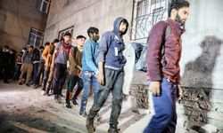 Van'da metruk bir yapıda 25 düzensiz göçmen yakalandı