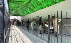 Pakistan'a gitmek isteyen Afganların sınırdaki bekleyişi sürüyor