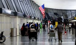 Tahliye edilen Afganlar Dulles Havalimanı'na getiriliyor