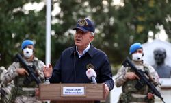 Akar, beraberindeki TSK komuta kademesi ile Yunanistan sınırında