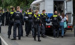 Berlin'de polis ve göstericiler arasında arbede