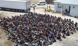 Tırın dorsesinden çıktılar! Tam 300 kişi...