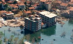 Kocaeli'de 17 Ağustos 1999 Marmara Depremi'nde hasar gören bina yıkıldı