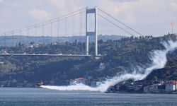 Dario Costa, İstanbul Boğazı’nda gösteri uçuşu yaptı