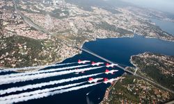 İstanbul Boğazı'nda nefes kesen selamlama uçuşu