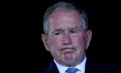 Eski ABD Başkanı Bush'un yüzüne yüzüne vurdu! "Siz 1 milyon insanı öldürdünüz!"