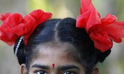 Hindistan'da bir ayinde, yağmur yağdırmak için kız çocukları çıplak gezdirildi
