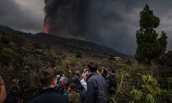 La Palma Adası'nda yanardağdaki patlamaların şiddeti arttı, uçuşlar durduruldu
