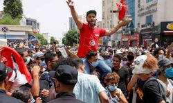 Tunus'ta anayasaya darbeye karşı protesto çağrıları yapılıyor