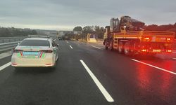 Kuzey Marmara Otoyolu'nda devrilen kamyonun sürücüsü yaralandı