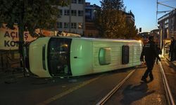Güngören'de minibüs tramvay yoluna devrildi