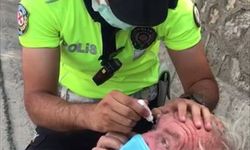 Gözünden rahatsızlanan tır şoförüne trafik polisi damla damlattı