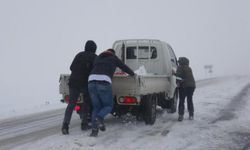 Ardahan'da kar ve tipi nedeniyle tır ve araçlar yolda kaldı