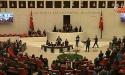 CHP'li ve HDP'li vekiller Cumhurbaşkanı Erdoğan geldiğinde ayağa kalkmadı