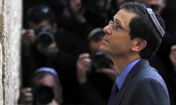 Siyonist devletin Cumhurbaşkanı Isaac Herzog 'Kefr Kasım' katliamından dolayı özür diledi