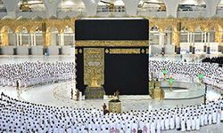 Kabe'de sosyal mesafesiz ilk cuma namazı