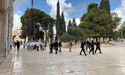 Fanatik Yahudiler İsrail polisi korumasında Mescid-i Aksa'ya baskın düzenledi