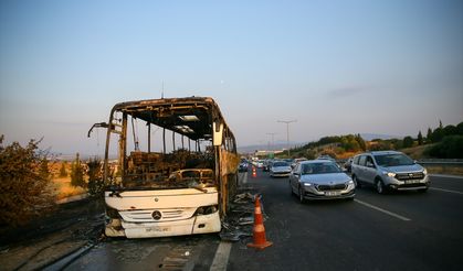İzmir'de seyir halindeki yolcu otobüsü yandı