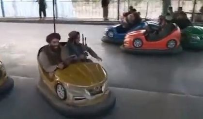 Binlerce kişi kaçmaya çalışırken, Taliban lunaparkta eğlendi
