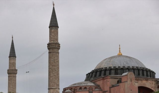 Ayasofya-i Kebir Camisi'ne Kelime-i Tevhid yazılı mahya asıldı