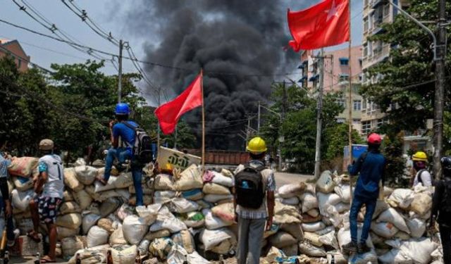 Myanmar'da darbe karşıtlarına saldıran güvenlik güçleri 25 kişiyi öldürdü