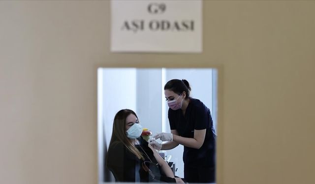 İki aşısı olanlar temaslı olsa da karantinaya girmeyecek!