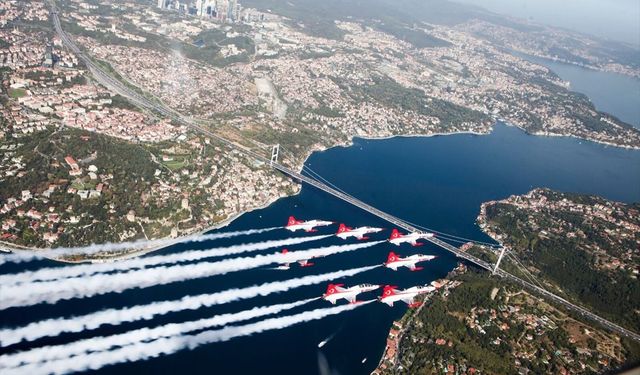 İstanbul Boğazı'nda nefes kesen selamlama uçuşu